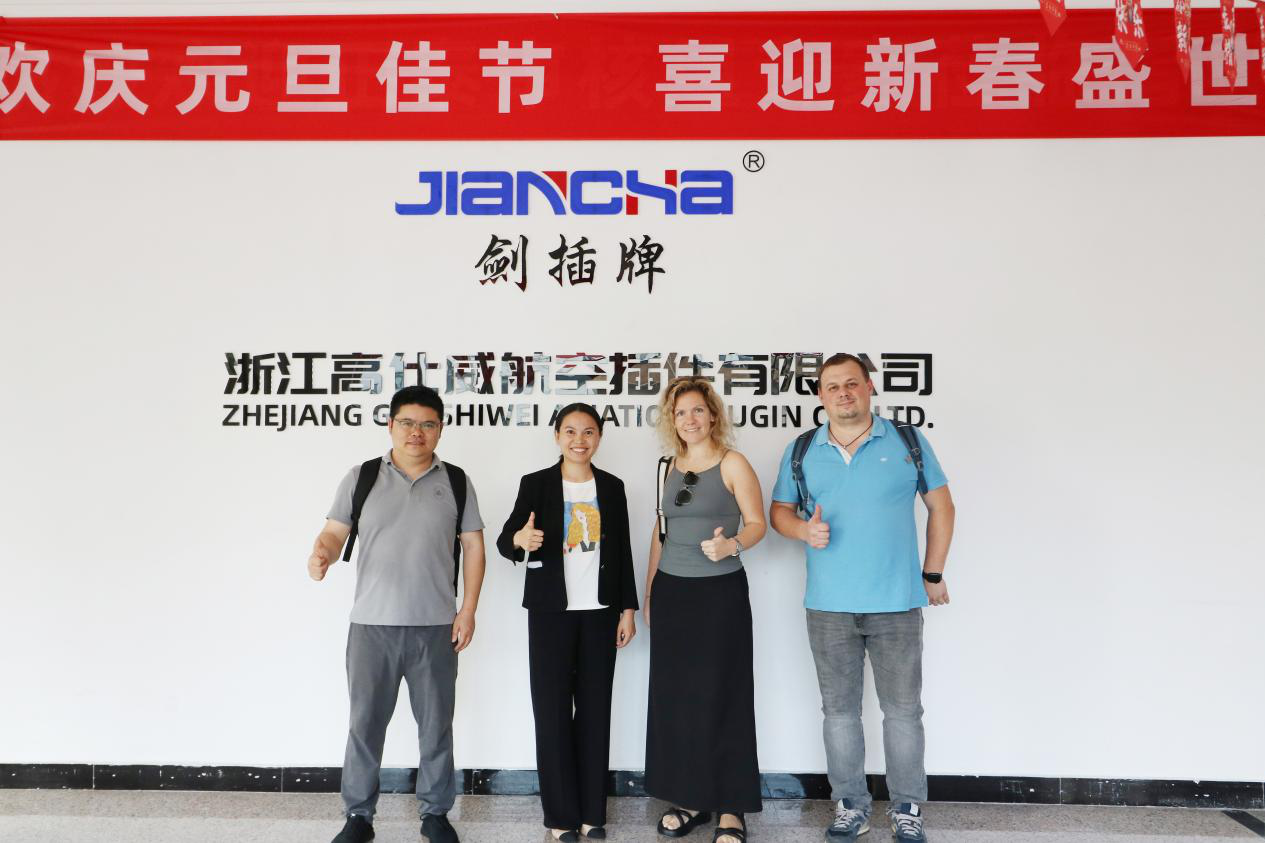 El 17 de octubre de 2024, los clientes rusos vinieron a inspeccionar la fábrica y dibujar un nuevo capítulo en cooperación de conector circular